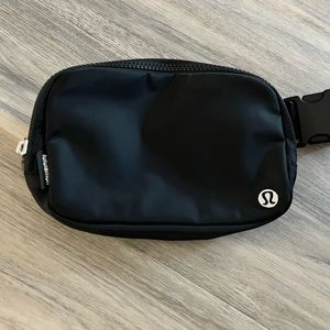 Lululemon Everywhere belt bag